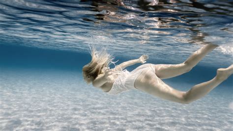 wallpaper women water swimming underwater 2048x1152 wallpapermaniac 1293641 hd