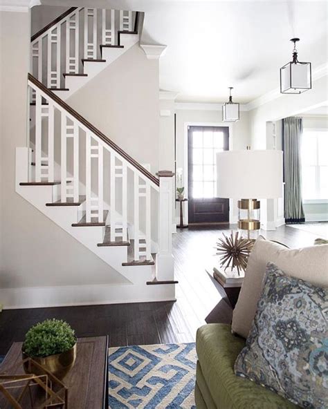 If i went with wood (rather than black pictured) do i have to match the banister wood with the staircase wood (red oak)? Beautiful stair railing/ banister! | Modern stair railing ...