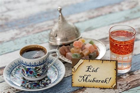 Les familles rendent généralement visite à leurs voisins et aux membres de la famille éloignée après la célébration du matin, afin de leur souhaiter une bonne fête et d'échanger. Bonne fête de l'Aïd Al Adha, Aid Moubarak · Aux délices du ...