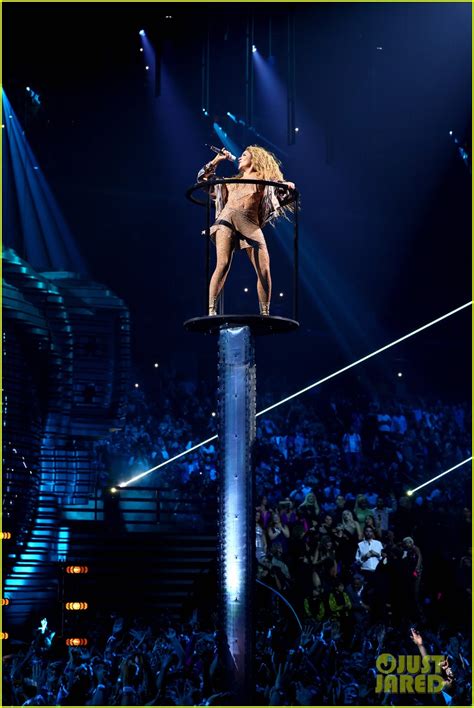 Shakira Goes Crowd Surfing During Video Vanguard Performance At Mtv Vmas 2023 Photo 4967561