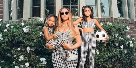 Beyoncé posa com as filhas Qual das duas é mais parecida com a cantora