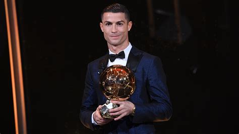 Cristiano Ronaldo Gewinnt Den Ballon Dor Und Zieht Mit Lionel Messi