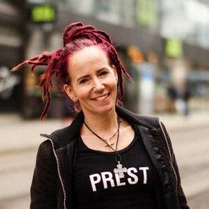 Hun fortalte engang at hun trolig hadde den menigheten i oslo med flest hanekammer & neseringer. Prester og raddis-teologer går ikke bare i tjeneste for ...