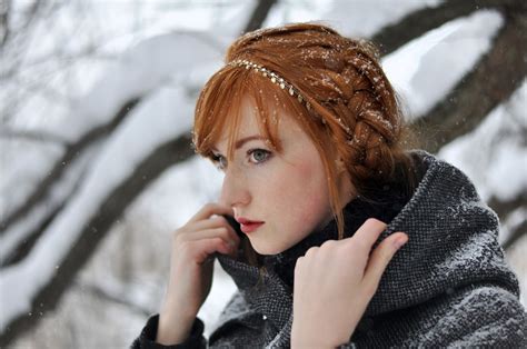 Baggrunde Kvinder udendørs rødhåret model portræt sne vinter