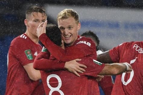W l w w w. Frank de Boer Angkat Bicara Soal Van de Beek yang Jarang ...