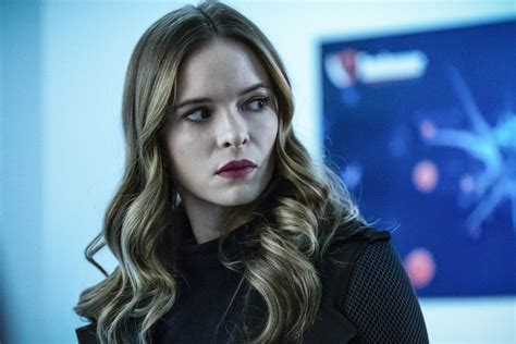 THE FLASH Things Get Frosty In The New Promo Photos For Season 5