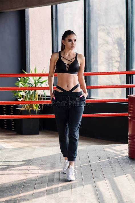 Sexy Fitness Girl In Sportkleding Staat Op Touw Van Boksring Stock Afbeelding Image Of