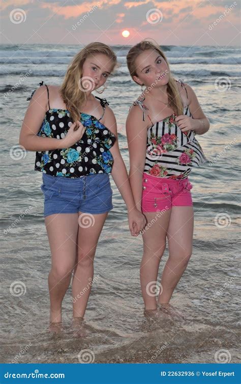 Deux Filles Blondes Sur La Plage Au Coucher Du Soleil Photo Stock Image Du Sunset Filles