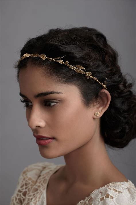 Egyptian men typically wore their hair short, leaving their ears visible. Hairstyles of the Goddesses! - The HairCut Web