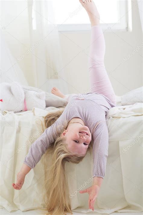 Joyeux Mignon Enfant Fille Couché Pieds Nus Dans Le Lit Image Libre De Droit Par Chupacabra