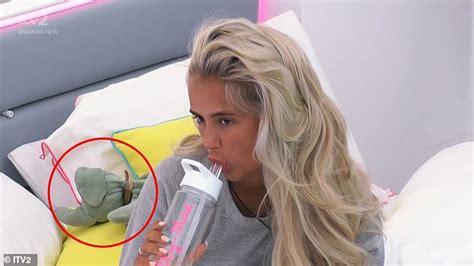 Love Island 2019s Molly Mae Brings A Cuddly Toy Into The Villa Daily