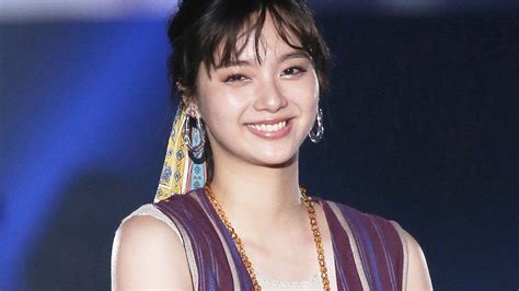 Shinkawa yua 新川優愛, flash 2020.12.15. 【動画】新川優愛、ジャンパースカートで軽快に きれいめ ...