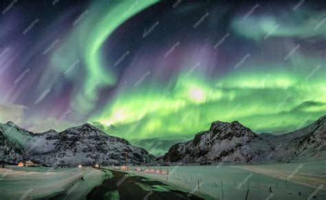 Aurora Borealis Northern Lights Sur Snow Mountain Range à Flakstad