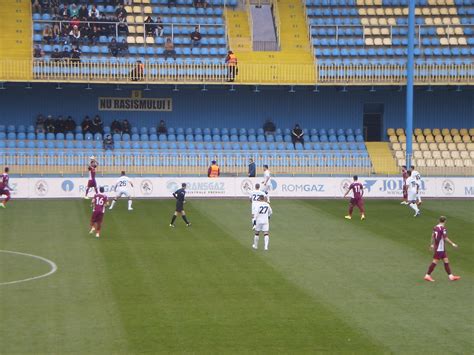 ^ „stadion municipal gaz metan. Clubul Gaz Metan Mediaș, executat silit. Fiscul vinde tot ...