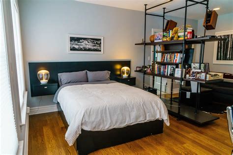 On this men bedroom, we can find a stunning architectural apparatus and a sleek rug that emulates contemporary art. 10 Minimalist Bedroom Examples for Men - Manored