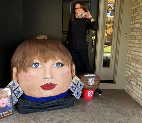 Meet Taylor Swiftkin The 399 Pound Celebrity Pumpkin With A Cause In Dublin Ohio
