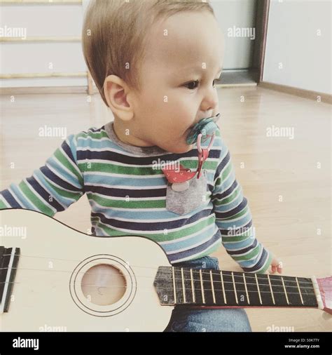 Baby Junge Gitarre Spielen Blick Auf Die Seite Sitzend Auf Einem