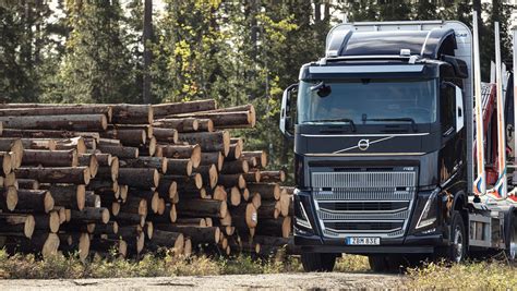 Eksiksiz kamyon serisinin ayrıntılarını, aksesuarlar ve eğitim, finans, filo yönetimi, servisler, sözleşmeler ve kiralama ile ilgili bilgileri, medya. Volvo Trucks introduces the new Volvo FH16 | Volvo Trucks