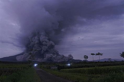 Gunung semeru masih fluktuatif dan berpotensi luncurkan awan panas lagi. Gunung Semeru di Jawa Timur Meletus, Hanya Berselang 2 ...