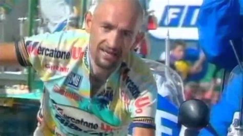 Pantani krabbelt ook langzaam op, maar jonsson krijgt gelijk. Mio figlio Marco Pantani - YouTube