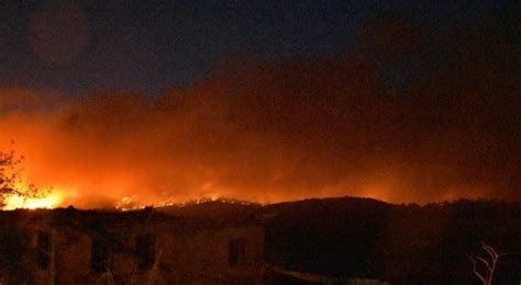 Kütahya'daki yangın kütahya belediye başkanı kamil saraçoğlu, börekçiler mahallesi'nde iki çocuğun hayatını kaybettiği, yangın mahallinde inceleme yaparak, çalışmalar hakkında bilgi aldı. Kütahya'daki yangın Bilecik'e sıçradı!