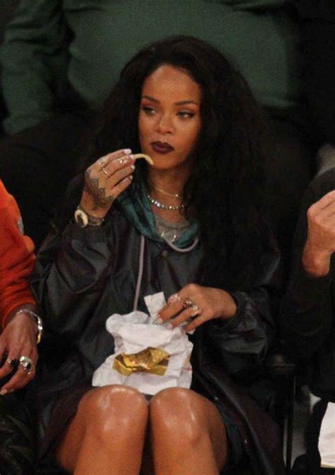 Rihanna Stuffs Her Face With Fast Food As She Cheers On Los Angeles