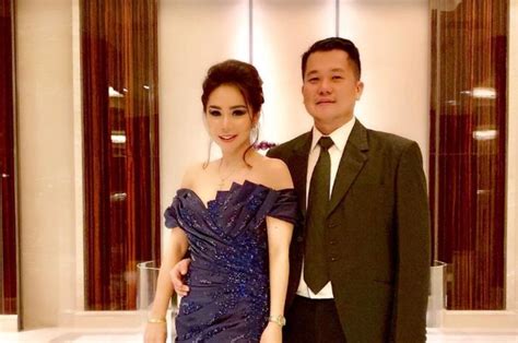 Baru bertuliskan purnawarman di pasir muara dan pasir koleangkak yang tidak menyebutkan ibu kota kerajaan taruma nagara. Tampil Cantik Bak Putri Kerajaan, Femmy Permatasari ...