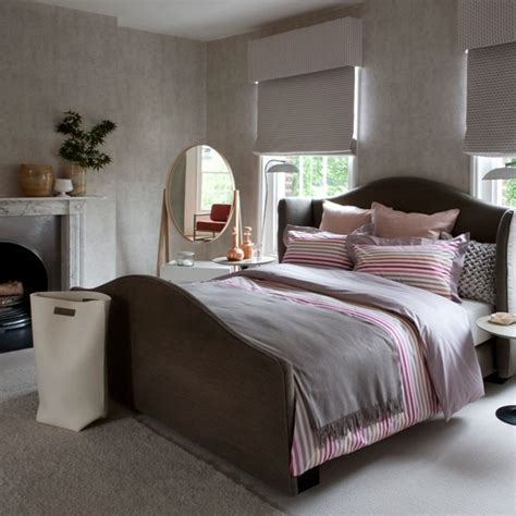 Thanks to the influence of the nordic style, the pastel colors in harmony with grey and white, devastate decorations of all kinds. Pink and grey bedroom | Decorating ideas - traditional ...