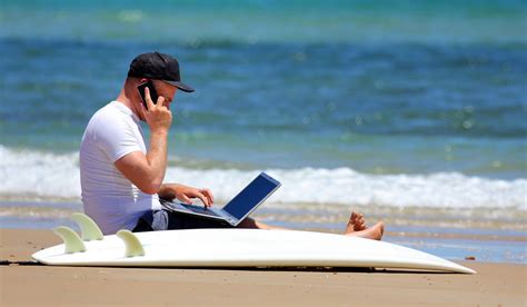 Derzeit gibt es keine hinweise darauf, dass eine anpassung unseres impfstoffs an kursierende. More than half of UAE employees take work home