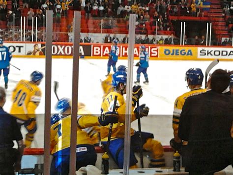 Idag möts sveriges och ukrainas landslag i fotboll i kiev, och peter sitter klistrad framför matchen. Semlan: Hockey VM 2012 Sverige-Italien