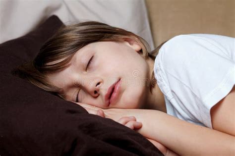 Niño Pequeño Que Duerme Con La Boca Abierta Foto De Archivo Imagen De