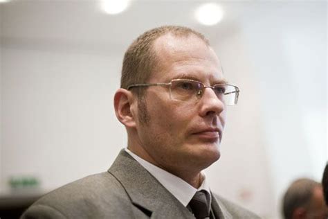 Csend, nyugalom és béke csitít és visszatart. Rokkant kommandós, kómából visszatért határőr, összeégett ...