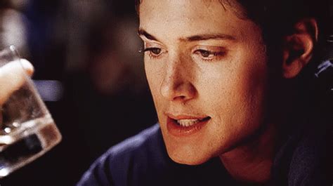 Aww he looks so young and sweet in this picture he was so beautiful and adorable and of course he's still looking so beautiful and… young jensen ackles - Hollywood - OneHallyu