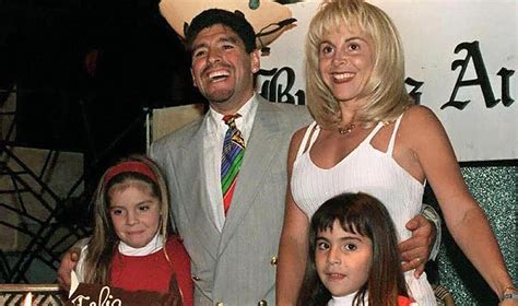 Claudia Villafañe Y Diego Maradona La Historia De Amor Que Terminó En