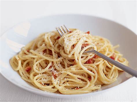 Jamie Olivers Authentic Spaghetti Carbonara Recipe Thefoodxp