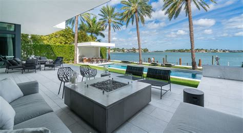 Defining Modern Miami Style Mansion Global In 2023 Modern Miami