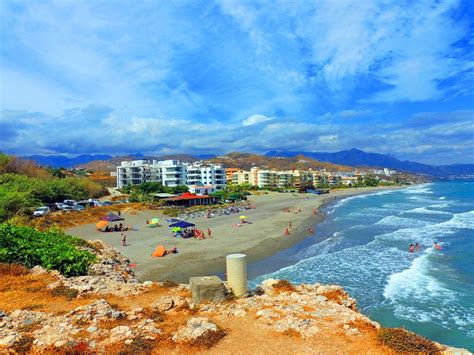 Conoce la ciudad, lo que te ofrece, planifica tu viaje y compártelo. Foto de Torrox (Málaga), España