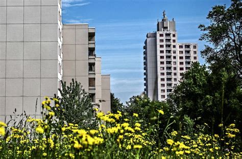 Die bebauung des vorortes besteht überwiegend aus geschosswohnbauten und einfamilienhäusern mit kleinem vorgarten. SWSG saniert in Stuttgart-Vaihingen: Mieter klagen über zu ...