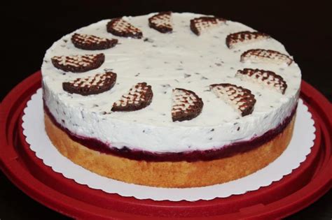Der restliche teil der schwedenbomben wird mit dem mixer für 3 minuten glatt gerührt. Schwedenbomben-Beeren-Torte - Rezept | Kochrezepte.at