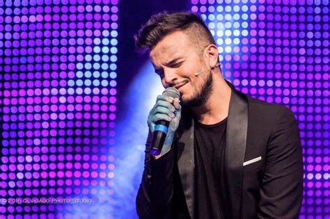 Never miss another show from andrea sannino. Andrea Sannino lancia 'na canzuncella per gli Alunni del ...