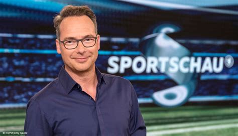 Ein gespräch über anfeindungen im netz, das richtige maß an witzen und fußballexperten. Moderationsallzweckswaffe Matthias Opdenhövel wird 50 ...