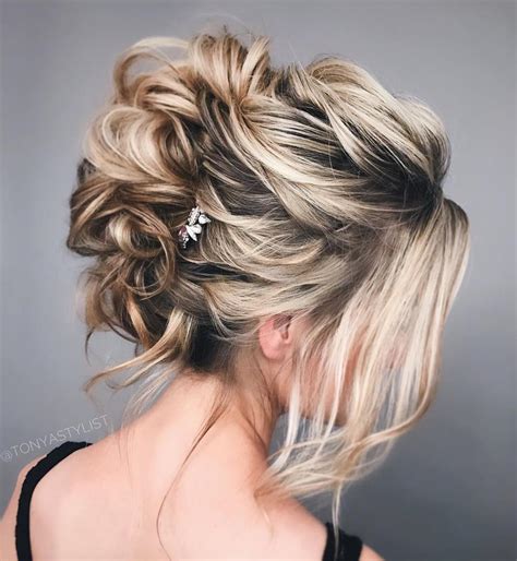 Stylish and trendy haircut and the parted layers give an amazing structure to the shoulder length style. 50 Wonderful Updos for Medium Hair to Inspire New Looks ...