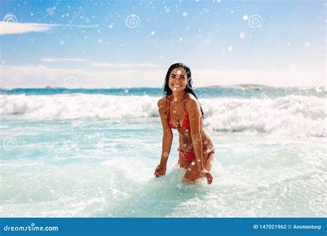 Donna Sulla Vacanza Che Gioca Alla Spiaggia Fotografia Stock Immagine Di Festa Svago