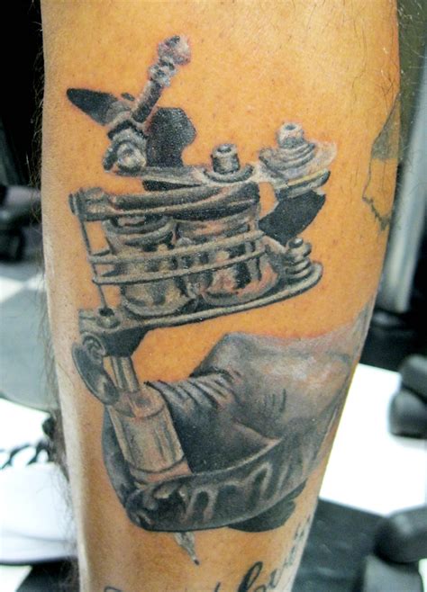 Dan Holtan Tattoos | A portrait of an Aaron Cain tattoo machine