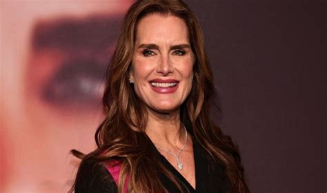 Brooke Shields Says She Had A Seizure And Woke Up To Bradley Cooper Holding Her Hand English