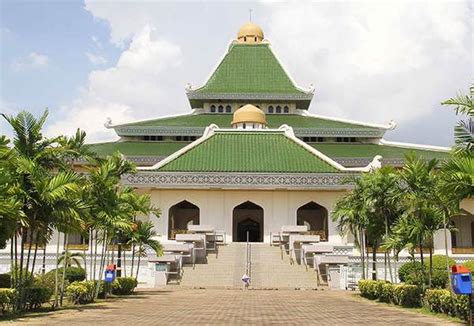 Contoh masjid yang ada di daerah ini adalah masjid. Waktu Solat Melaka. Subuh, Zohor, Asar, Maghrib, Isyak