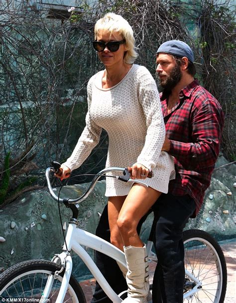 Pamela Anderson And Rick Salomon Enjoy A Couples Bike Ride In Malibu Daily Mail Online