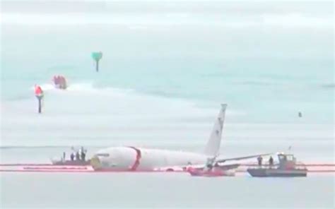 Us Navy Aircraft Overshoots Hawaii Runway Crashes Into Bay Aerotime