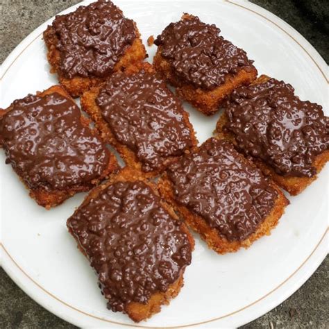 Pelayanan yang ramah di kedai tersebut membuat pengunjung nyaman. Pisang Nugget Camilan di Sore Hari - Kepanjen Kita