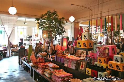 Naelofar hijab, nilofa flavoured milk, naelofar merchandise and lofa lens. Butik Naelofar Publika